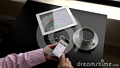 Frau, die globalen Wechselkurs auf iphone überprüft stock footage Frau, die globalen Wechselkurs auf iphone überprüft stock footage