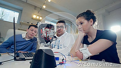 Frau mit dem innovativen kybernetischen bionischen Arm Behinderte Frau betreibt moderne bionische Prothese Frau mit dem innovativen kybernetischen bionischen Arm Behinderte Frau betreibt moderne bionische Prothese