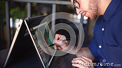 Freelancer Retoucher arbeitet mit wandelbarem Laptop mit Bildbearbeitungssoftware und Stift Fotograf oder stock video Freelancer Retoucher arbeitet mit wandelbarem Laptop mit Bildbearbeitungssoftware und Stift Fotograf oder stock video