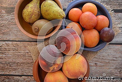 FRESCH FRUIT FOOD ON WOODEN TABLE PEACH KIWI PEAR Stock Photo
