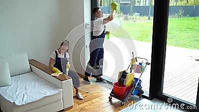 Freuen Sie sich auf Teamarbeit bei der Reinigung stock video Freuen Sie sich auf Teamarbeit bei der Reinigung stock video