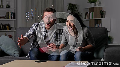 Freunde, die einen Stromausfall während des Fernsehsportmatches erleiden Freunde, die einen Stromausfall während des Fernsehsportmatches erleiden