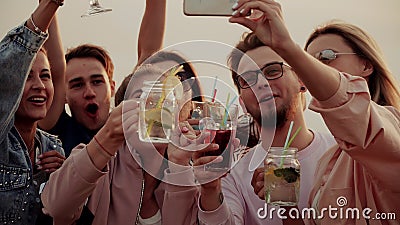 Freundliche Firma genießt köstliche Cocktails und nimmt selfies städtische Cocktails des Sommers stock video Freundliche Firma genießt köstliche Cocktails und nimmt selfies städtische Cocktails des Sommers stock video