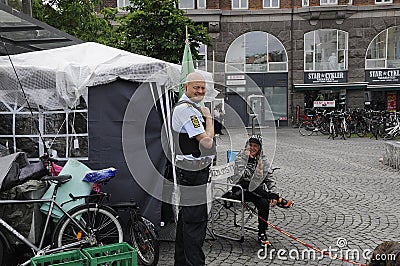 FRIENDLY VISIT BY POLICE TO HOMELESS Editorial Stock Photo