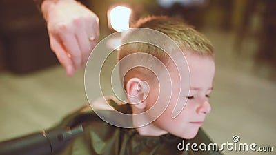 Friseur Macht Einen Haarschnitt Fur Ein Kleines Lustiges Baby Stock Footage Video Von Haarschnitt Macht