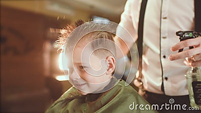 Friseur Macht Einen Haarschnitt Fur Ein Kleines Lustiges Baby Stock Footage Video Von Haarschnitt Macht