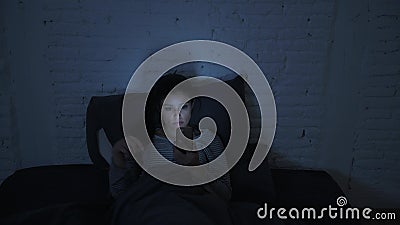 Frontaal schot van jonge aantrekkelijke Spaanse vrouw op haar jaren '30 die in bed liggen laat - de nacht die mobiele telefoon me stock footage Frontaal schot van jonge aantrekkelijke Spaanse vrouw op haar jaren '30 die in bed liggen laat - de nacht die mobiele telefoon me stock footage