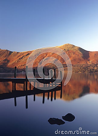 Frosty jetty, Derwentwater, Cumbria Stock Photo