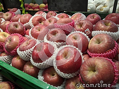 fruits are neatly arranged on displays in supermarkets so that buyers can immediately see and select them to buy Stock Photo