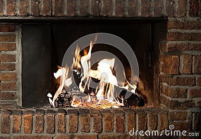 Fuego En Chimenea Fotografía de archivo libre de regalías - Imagen
