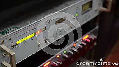Funkstation Berufsmischende Mehrspurkonsole, Computer und Mikrofon in der Leitstelle Notieren und Rundfunk Pro stock video Funkstation Berufsmischende Mehrspurkonsole, Computer und Mikrofon in der Leitstelle Notieren und Rundfunk Pro stock video