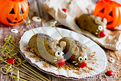 Funny Halloween treats for kids - creepy mouse cakes Stock Photo