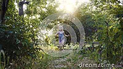 Funzionamento della ragazza del bambino sulla terra con i piedi nudi archivi video Funzionamento della ragazza del bambino sulla terra con i piedi nudi archivi video
