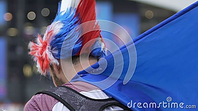 Fußballfan von Frankreich, das lustigen Hahn Headwear trägt und auf Match wartet stock video Fußballfan von Frankreich, das lustigen Hahn Headwear trägt und auf Match wartet stock video