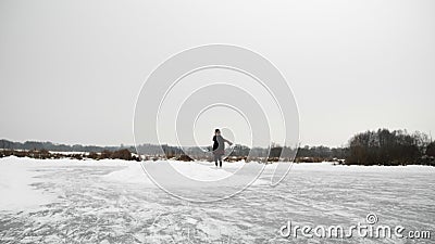 Féminine est le patinage sur le lac gelé. La patinoire de chiffre en hiver. Femme dans les tours blancs de patins sur la glace épa banque de vidéos Féminine est le patinage sur le lac gelé. La patinoire de chiffre en hiver. Femme dans les tours blancs de patins sur la glace épa banque de vidéos