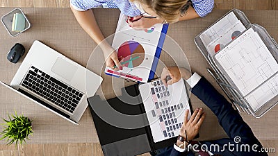 Företags finansiellt strategiaffärsmöte - bästa sikt av affärsmannen och affärskvinnan som talar i kontoret stock video Företags finansiellt strategiaffärsmöte - bästa sikt av affärsmannen och affärskvinnan som talar i kontoret stock video
