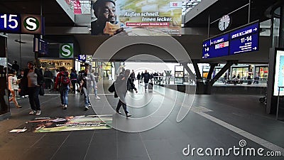 Försändelselstation Kollektivtrafik Järnvägsstationen Hauptbahnhof i Berlin S Bahn Resa med U Bahn Trai stock video Försändelselstation Kollektivtrafik Järnvägsstationen Hauptbahnhof i Berlin S Bahn Resa med U Bahn Trai stock video
