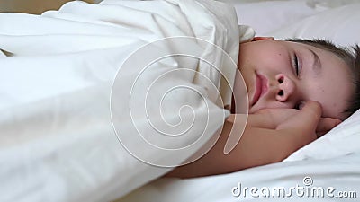 Reve D Enfant Qui Dort Avec La Bouche Ouverte Garcon De Petit Enfant A Dormir Dans Le Lit Blanc Confortable Couche Sur L Oreiller Clips Videos Video Du Gens Ouvert