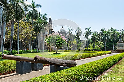 Garden and cannon in the Chhatrapati Shivaji Maharaj Vastu Sangrahalaya, formerly The Prince of Wales Museum, the main museum in Stock Photo