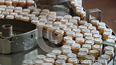 Geautomatiseerde productie van geneesmiddelen Verpakking van tabletten in een glascontainer stock videobeelden Geautomatiseerde productie van geneesmiddelen Verpakking van tabletten in een glascontainer stock videobeelden