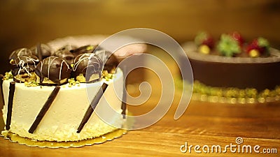 Gebak in de banketbakkerswinkel. handgemaakte koekjes witte zwarte patisserie op tafel hd stock videobeelden Gebak in de banketbakkerswinkel. handgemaakte koekjes witte zwarte patisserie op tafel hd stock videobeelden