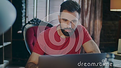 Geconcentreerde mens die aan laptop computer in de plaats van het huiswerk werken Huis het bedrijfswerk stock footage Geconcentreerde mens die aan laptop computer in de plaats van het huiswerk werken Huis het bedrijfswerk stock footage
