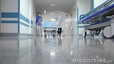 Geduldiger Transport in der Halle des Krankenhauses stock video footage Geduldiger Transport in der Halle des Krankenhauses stock video footage
