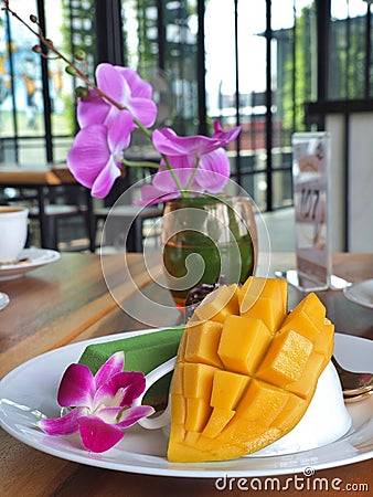 Grüne mango auf teller stockfoto bild: 69785082 Küche mango gelb
