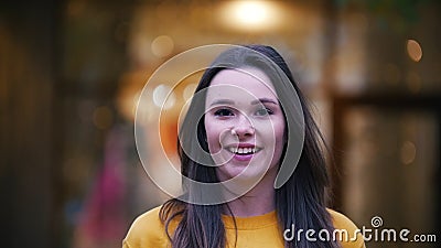 Gelukkig vrouwenportret De herfst in langzame motie, het glimlachen stock video Gelukkig vrouwenportret De herfst in langzame motie, het glimlachen stock video