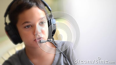 Gelukkige het kind luistert muziek en het spelen op de computer met hoofdtelefoons openlucht stock footage Gelukkige het kind luistert muziek en het spelen op de computer met hoofdtelefoons openlucht stock footage