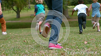 Gelukkige kinderen die bij het park lopen stock videobeelden Gelukkige kinderen die bij het park lopen stock videobeelden