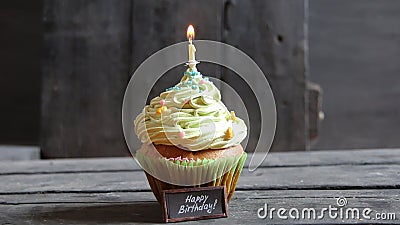 Gelukkige Verjaardagstekst en cake met één kaars De hand van mensen steekt een kaars aan stock footage Gelukkige Verjaardagstekst en cake met één kaars De hand van mensen steekt een kaars aan stock footage