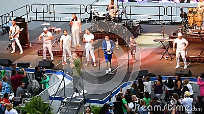 Gente de Zona musikband som sjunger Macarena, medan åhörarna dansar i festival för sju hav på Seaworld Gente de Zona musikband som sjunger Macarena, medan åhörarna dansar i festival för sju hav på Seaworld
