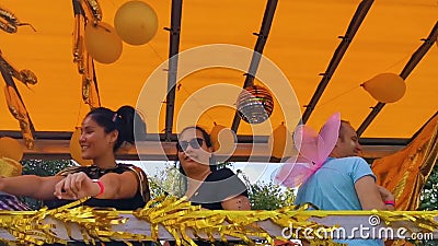 Gente haciendo una fiesta en el trailer de una fiesta conduciendo durante el desfile del orgullo LGBT, 10 de agosto de 2019, Ambe metrajes Gente haciendo una fiesta en el trailer de una fiesta conduciendo durante el desfile del orgullo LGBT, 10 de agosto de 2019, Ambe metrajes