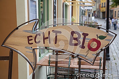 German directional sign translates into Real Organic in English Stock Photo