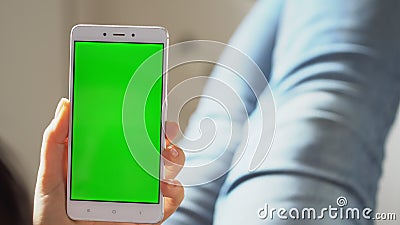 Geschäftsfrau mithilfe des Smartphonebetrachtungs-Grünschirmes auf Handygrasenfarbenreinheitsschlüssel Genuss online beobachten stock video footage Geschäftsfrau mithilfe des Smartphonebetrachtungs-Grünschirmes auf Handygrasenfarbenreinheitsschlüssel Genuss online beobachten stock video footage
