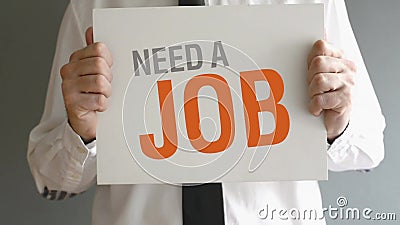 Geschäftsmann benötigt einen Job. Mann, der Tafel mit Titel BEDARF EIN JOB hält stock footage Geschäftsmann benötigt einen Job. Mann, der Tafel mit Titel BEDARF EIN JOB hält stock footage