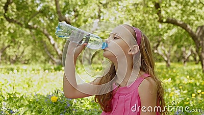Gesicht der Getränk-Wasserflasche des jungen Mädchens am Sommergrünpark Gesicht der Getränk-Wasserflasche des jungen Mädchens am Sommergrünpark