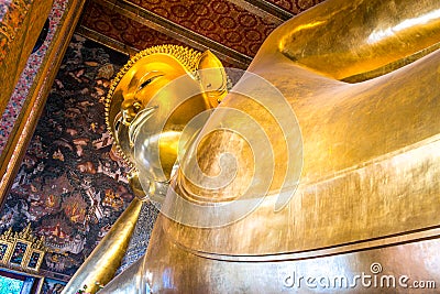 Giant golden reclining Buddha statue. Wat Pho temple Stock Photo