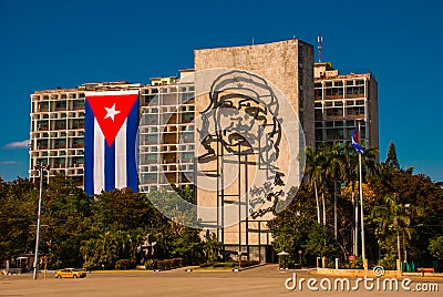 Giant sculpture of Che Guevara on facade of Ministry of Interior at Plaza de la Revolucion. Revolution Square in Vedado district o Editorial Stock Photo