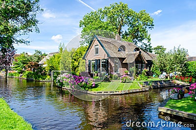 Giethoorn, Netherlands: Landscape view of famous Giethoorn village with canals and rustic thatched roof houses. The beautiful Stock Photo