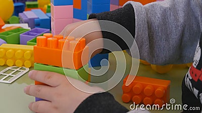 Gioco di bambini a colori i cubi Costruzione del primo piano del progettista del ` s dei bambini video d archivio Gioco di bambini a colori i cubi Costruzione del primo piano del progettista del ` s dei bambini video d archivio