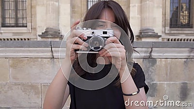 Giovane donna allegra con capelli scuri in maglietta nera che prende le foto Colpo alto vicino del movimento lento archivi video Giovane donna allegra con capelli scuri in maglietta nera che prende le foto Colpo alto vicino del movimento lento archivi video