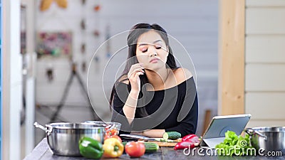 Giovane donna asiatica alla moda stanca che cucina pasto fresco che ha colpo di medium di emicrania video d archivio Giovane donna asiatica alla moda stanca che cucina pasto fresco che ha colpo di medium di emicrania video d archivio