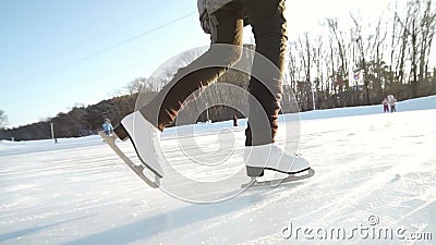 Giovane donna che pattina sul ghiaccio con la figura pattini all'aperto nella neve archivi video Giovane donna che pattina sul ghiaccio con la figura pattini all'aperto nella neve archivi video