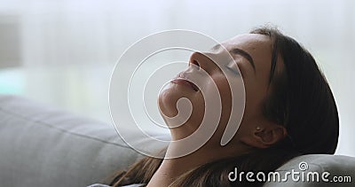 Giovane donna sana che respira profondamente aria fresca Giovane donna sana che respira profondamente aria fresca