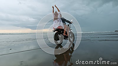 Giovani bei pantaloni a vita bassa delle coppie che guidano retro motociclo sulla spiaggia, sul ritratto all'aperto, sul tipo di archivi video Giovani bei pantaloni a vita bassa delle coppie che guidano retro motociclo sulla spiaggia, sul ritratto all'aperto, sul tipo di archivi video