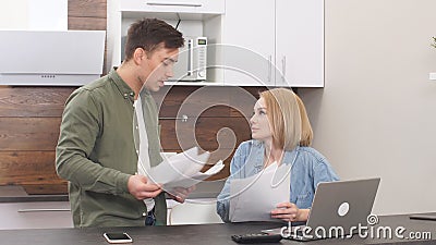 Giovani famiglie si battono per le spese di bilancio, uomini e donne risolvono insieme i problemi finanziari video d archivio Giovani famiglie si battono per le spese di bilancio, uomini e donne risolvono insieme i problemi finanziari video d archivio