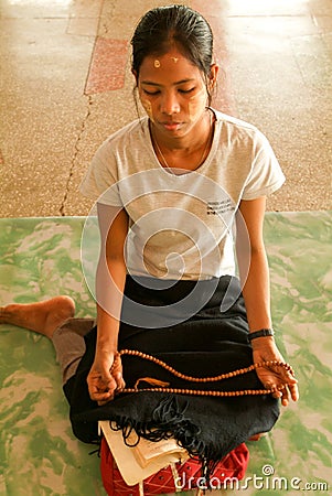 Oferendas Girl-praying-pagoda-chaukhtatgy-yangon-myanmar-april-46725083