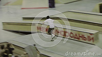 Giro del pattinatore del rullo con l'alta velocità, salto sul trampolino Concorrenza nello skatepark pubblici video d archivio Giro del pattinatore del rullo con l'alta velocità, salto sul trampolino Concorrenza nello skatepark pubblici video d archivio
